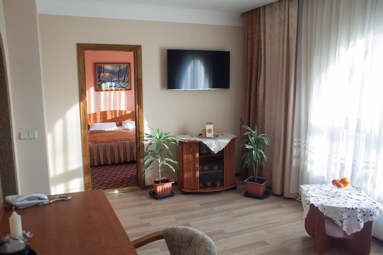 Atlant Hotel Uzhhorod Bagian luar foto