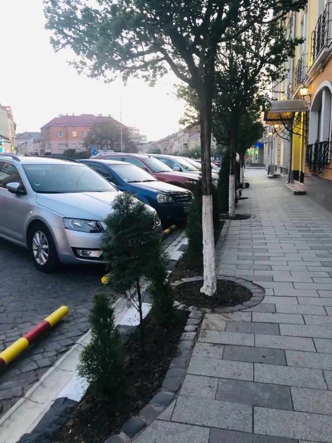 Atlant Hotel Uzhhorod Bagian luar foto