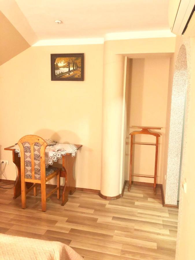 Atlant Hotel Uzhhorod Bagian luar foto